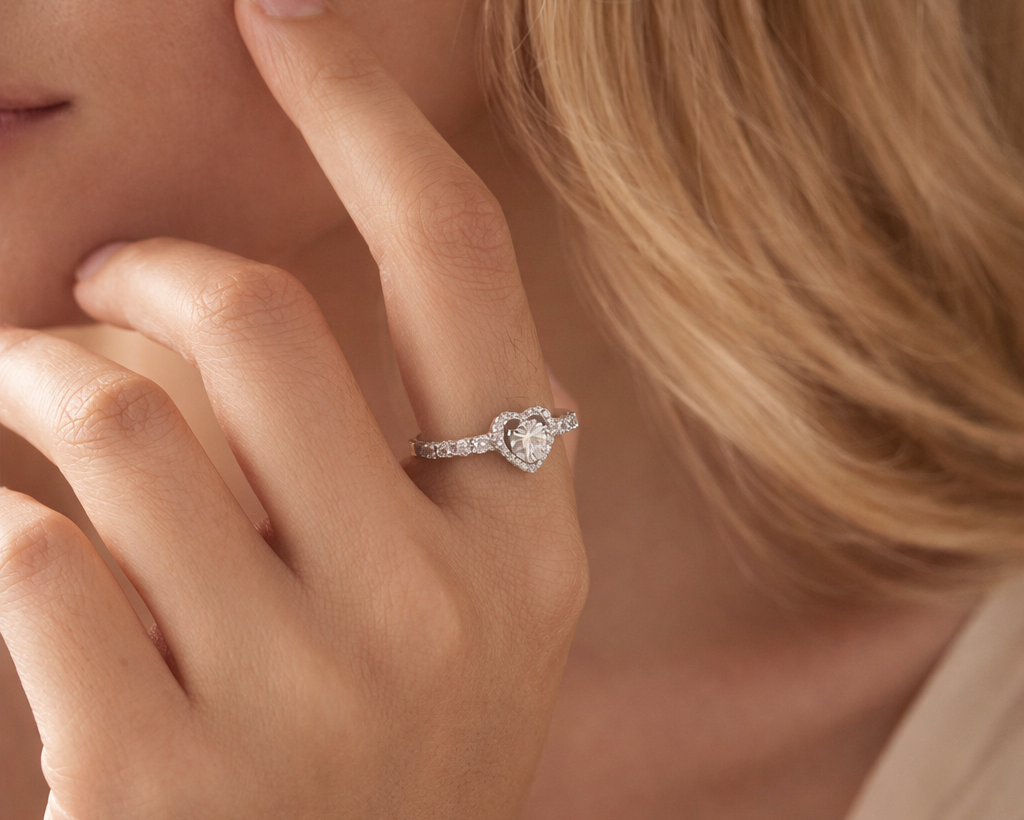 Siluette of Heart Silver Ring with Moissanite