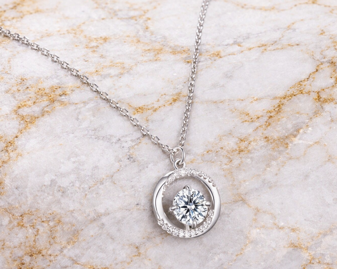 Delivara Silver Necklace with Moissanite
